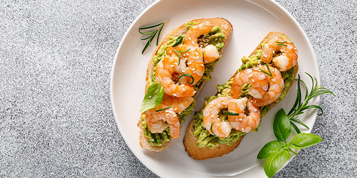 Toast cu avocado și creveți