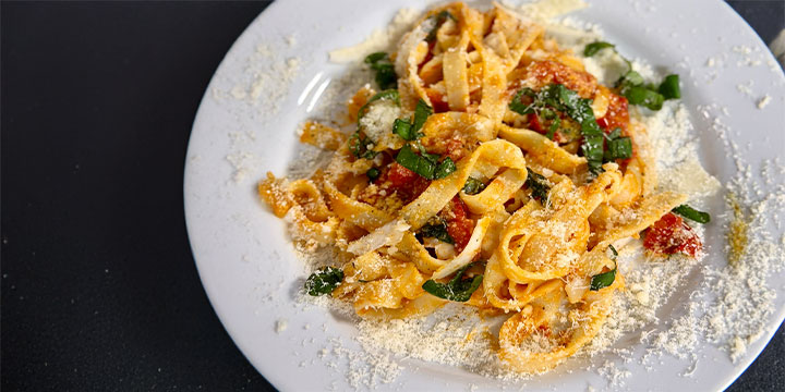  Paste cu roșii, busuioc și parmezan by Rin Drăgoiu